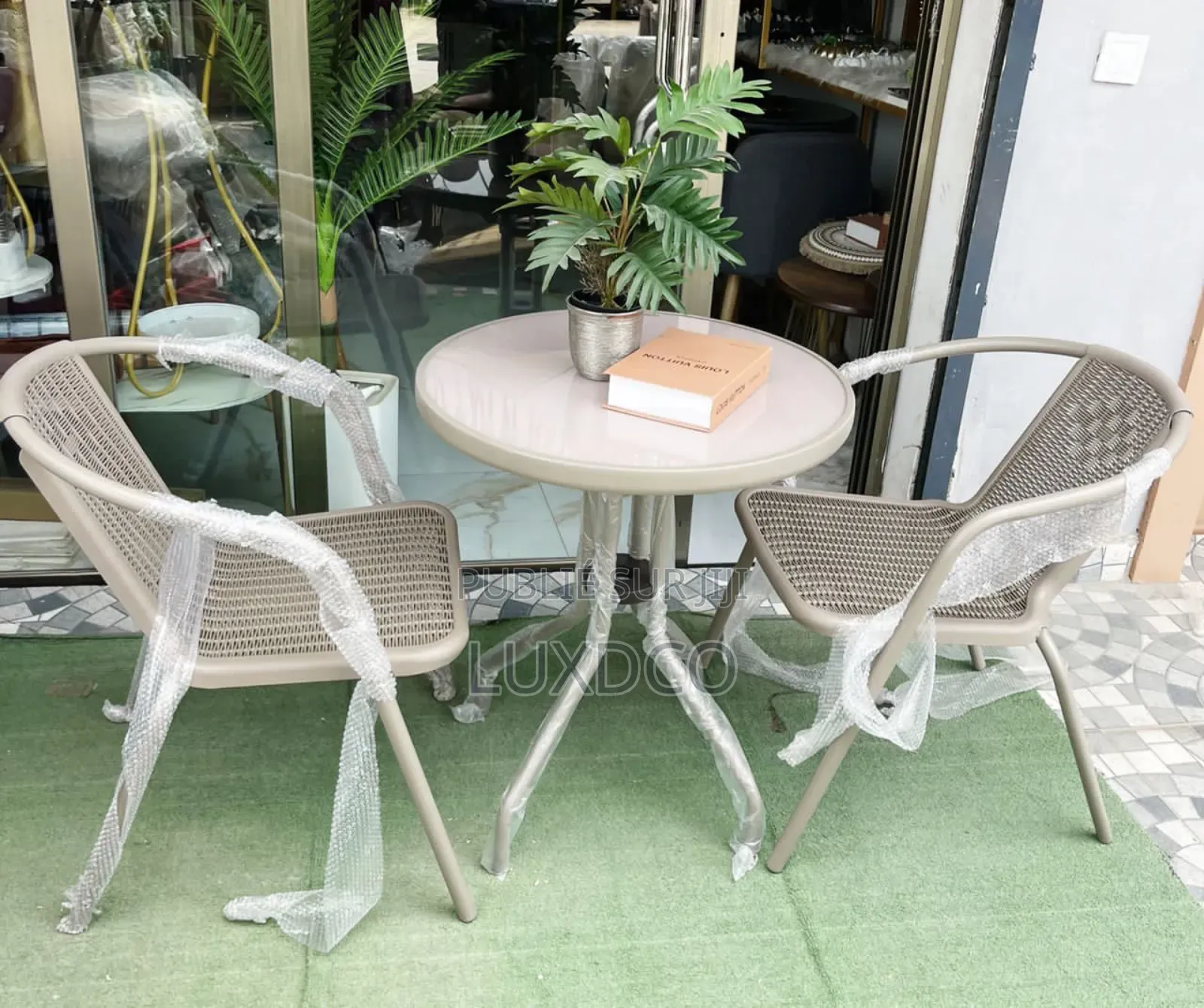 Tête À Tête en Plastique Et Fer.