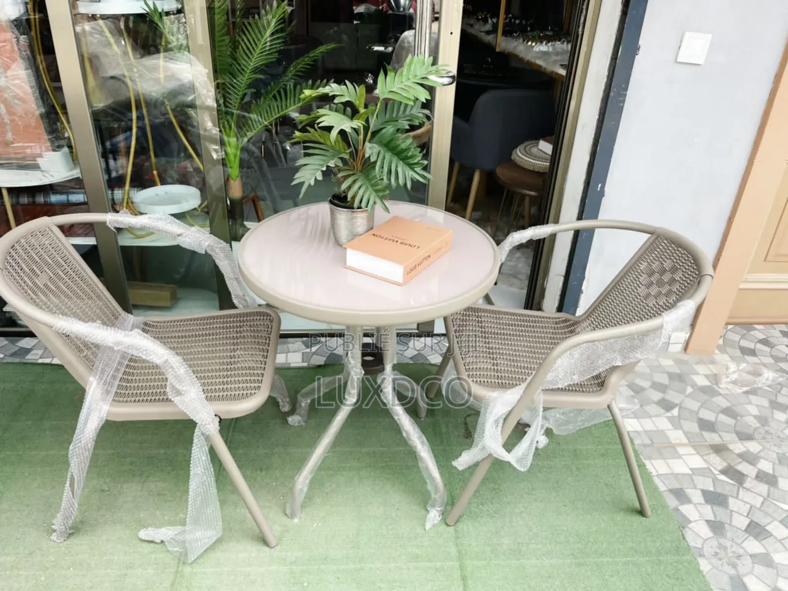 Tête À Tête en Plastique Et Fer.