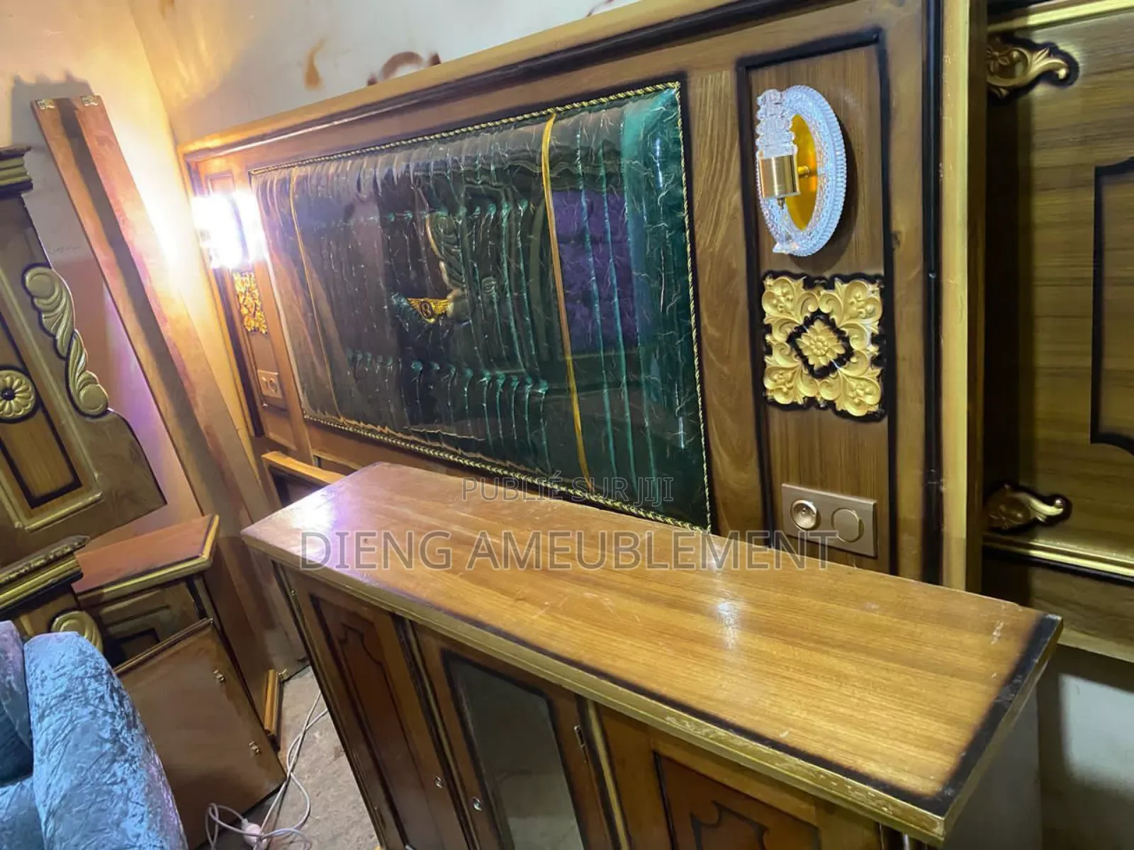 Double Lit Avec Coiffeuse