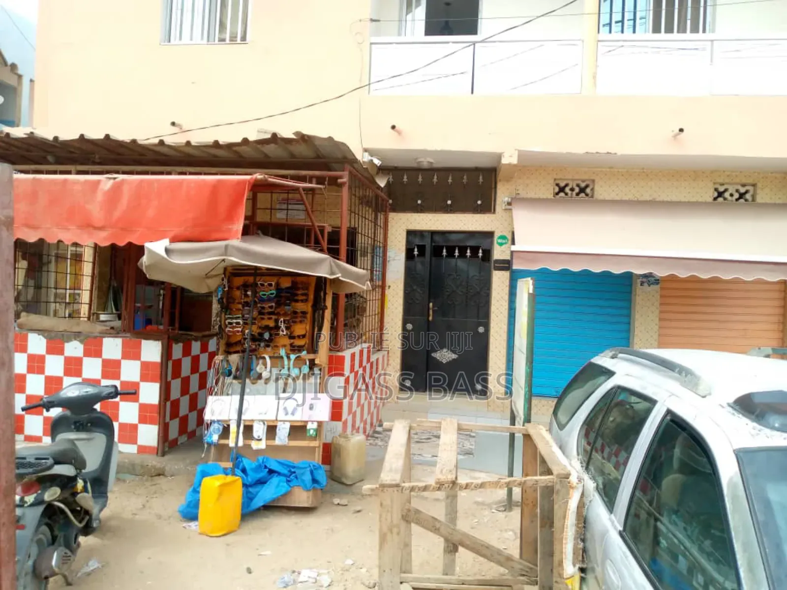 Furnished 3chbre Villa dans Keur Momar Sarr à Vendre