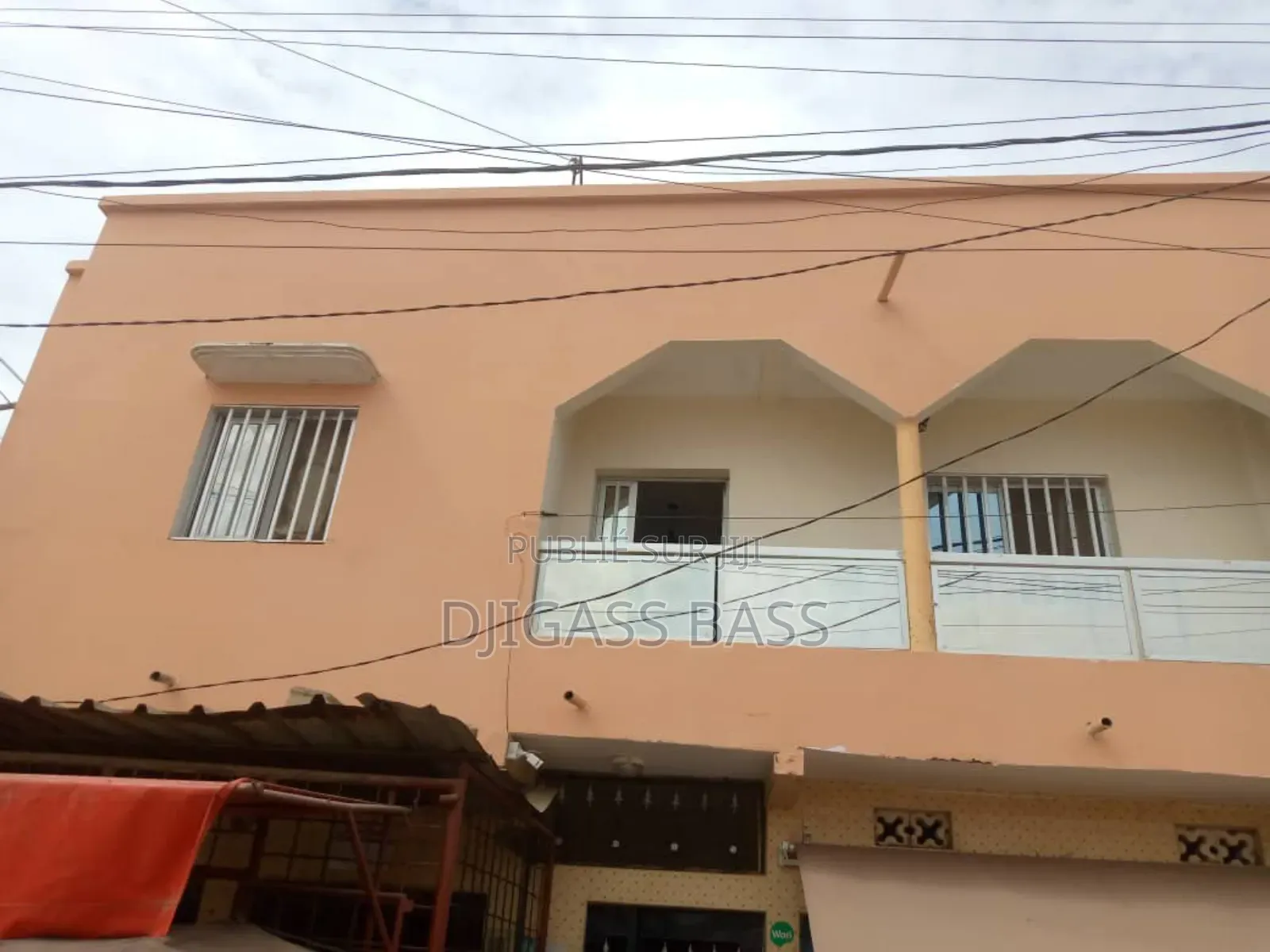 Furnished 3chbre Villa dans Keur Momar Sarr à Vendre