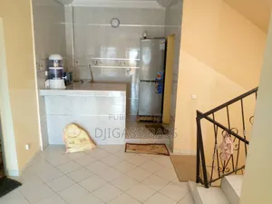 Furnished 3chbre Villa dans Keur Momar Sarr à Vendre
