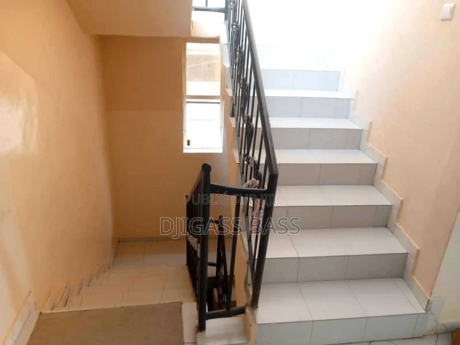Furnished 3chbre Villa dans Keur Momar Sarr à Vendre