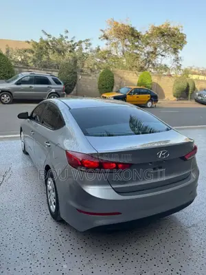 Photo - Hyundai Elantra Limited Sedan FWD (2.0L 4cyl 6A) 2017 Gris
