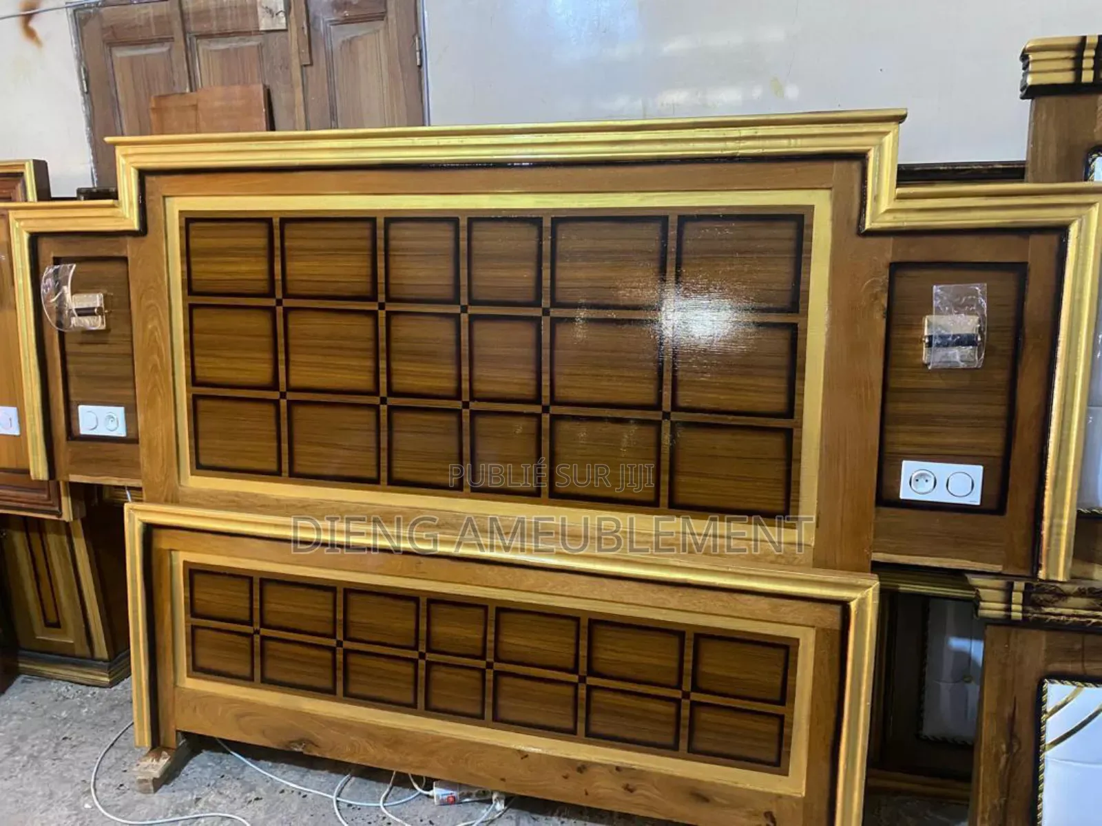 Double Lit Avec Coiffeuse