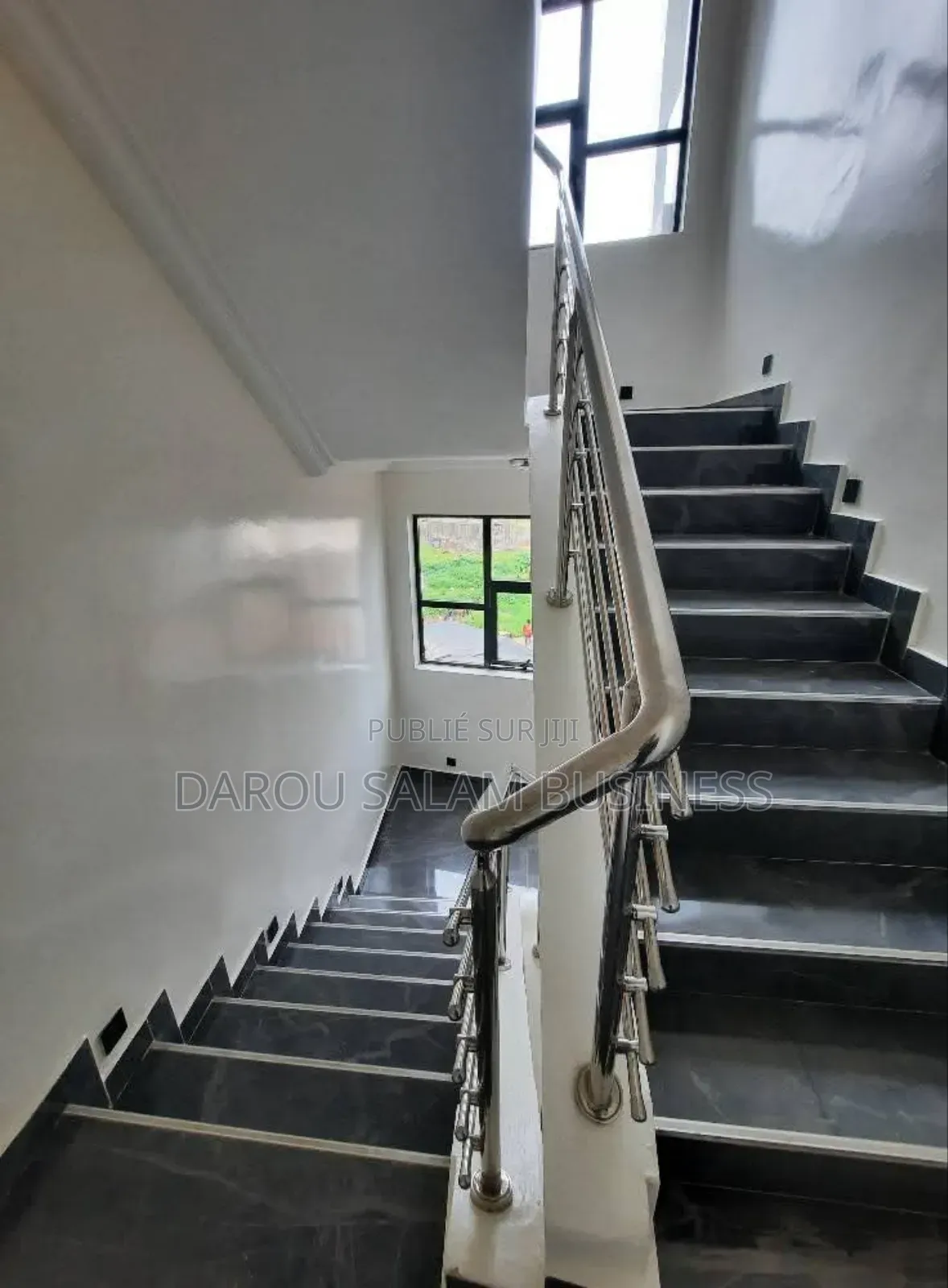 Furnished 3chbre Appartement dans Virage, Yoff à Louer