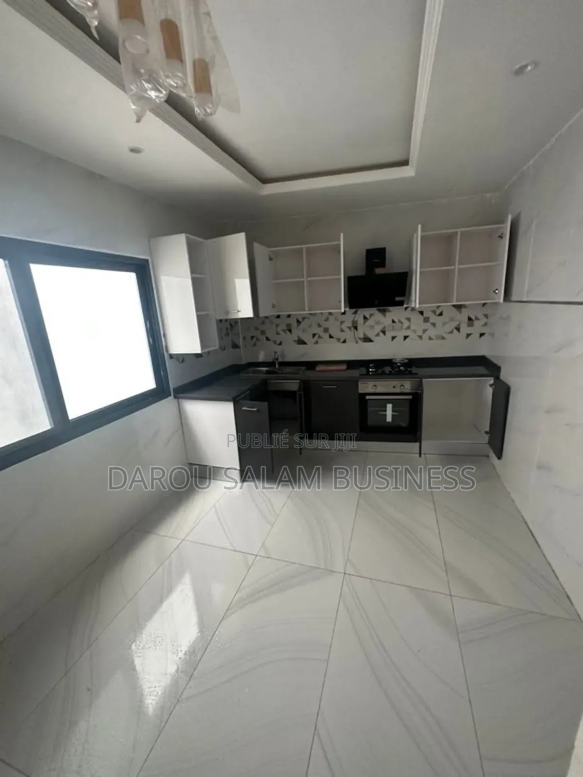 Furnished 3chbre Appartement dans Virage, Yoff à Louer