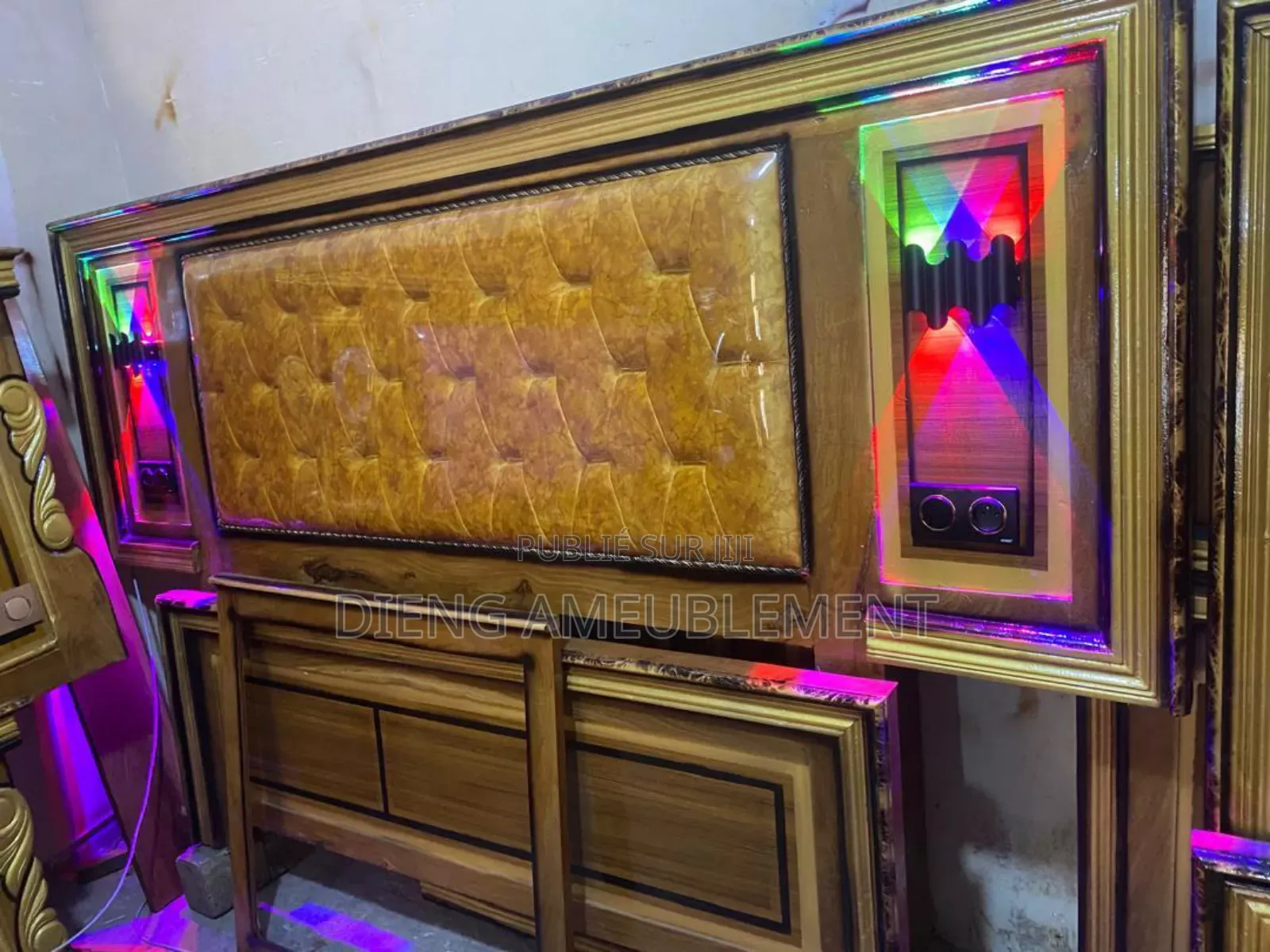 Double Lit Avec Coiffeuse