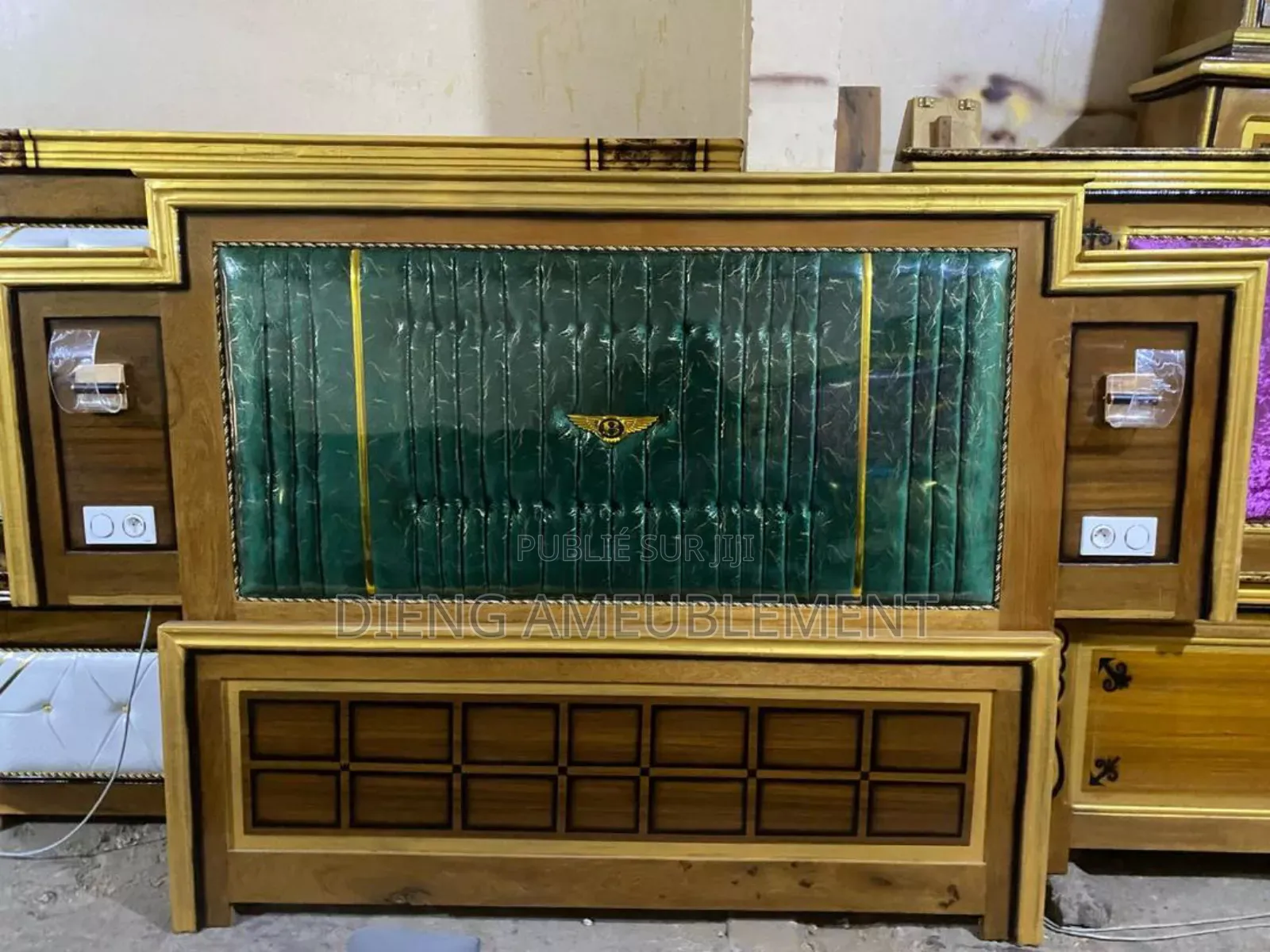 Double Lit Avec Coiffeuse