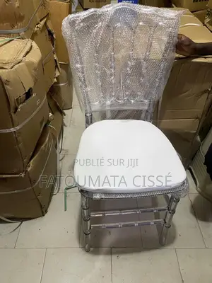 Photo - Vente De Chaises Napoleons Plastiques Sans