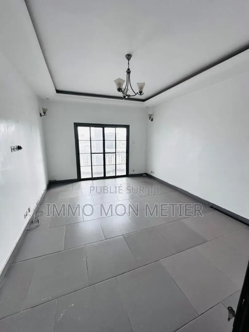 2chbre Appartement dans Ouakam à Louer
