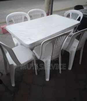Photo - Chaises en Plastique Et Table Meilleur Qualité