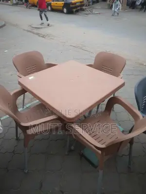 Chaises en Plastique Et Table Meilleur Qualité
