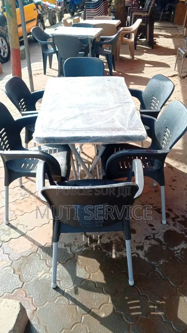 Chaises en Plastique Et Table Meilleur Qualité