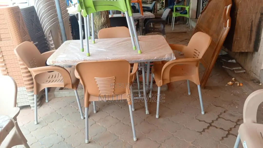 Chaises en Plastique Et Table Meilleur Qualité