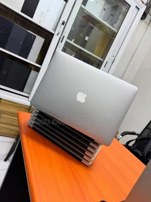 New Pomme MacBook Air 2017 8GB Intel Core I5 SSD 256GB