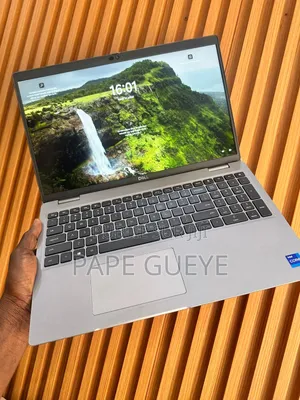 Photo - Ordinateur Portable Dell Latitude 5520 16GB Intel Core I7 SSD 512GB