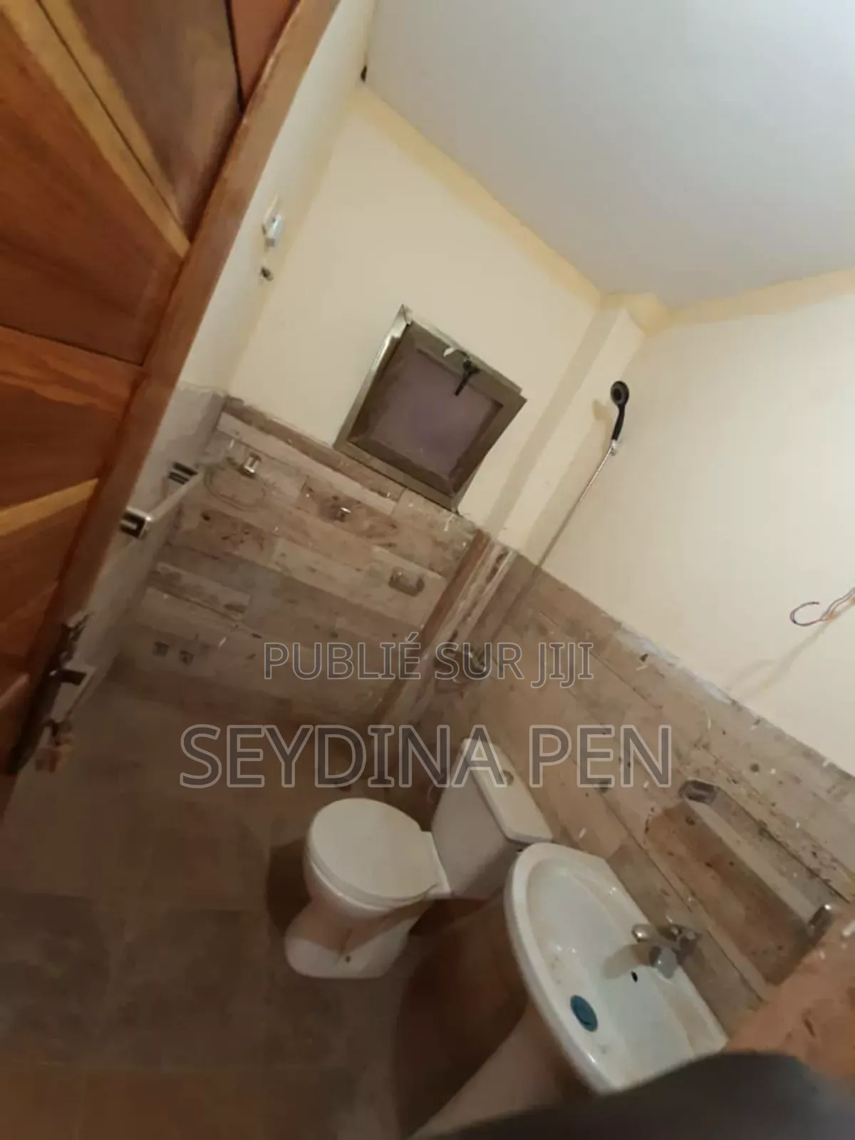 4chbre Appartement dans Touba Building, Bambylor à Louer