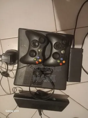 Photo - Xbox 360 Avec 2 Manette Bluetooth Un Chargeur De Batterie