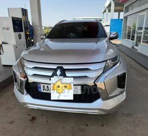 Photo - Mitsubishi Pajero 2023 Gris