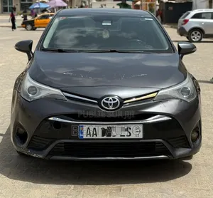 Photo - Toyota Avensis 2017 Gris