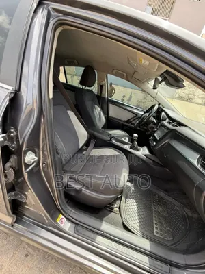 Toyota Avensis 2017 Gris
