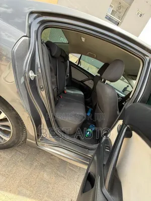 Toyota Avensis 2017 Gris