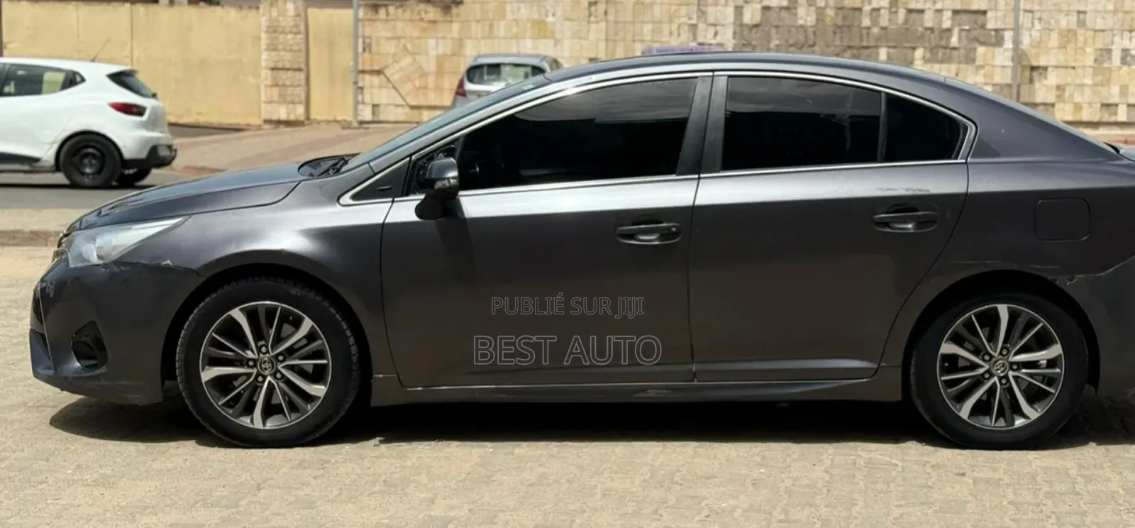 Toyota Avensis 2017 Gris