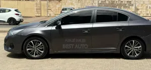 Toyota Avensis 2017 Gris