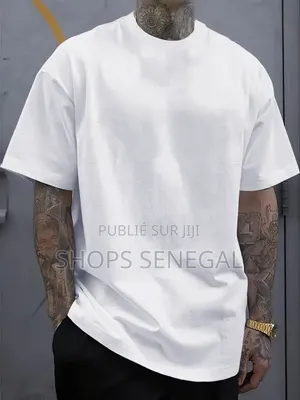 Photo - Duo Élégant – Le Tee-Shirt Blanc Noir Essentiel