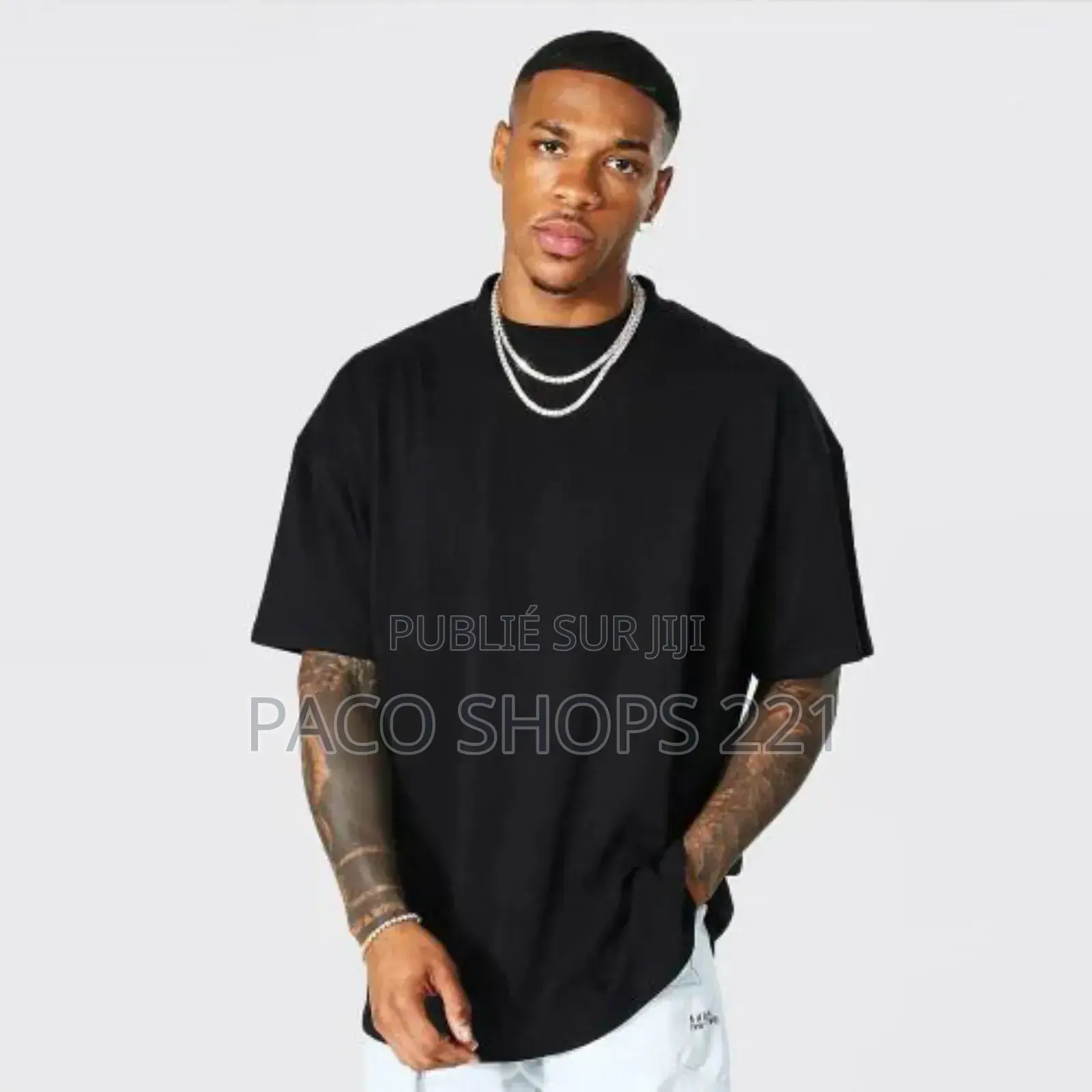Duo Élégant – Le Tee-Shirt Blanc Noir Essentiel
