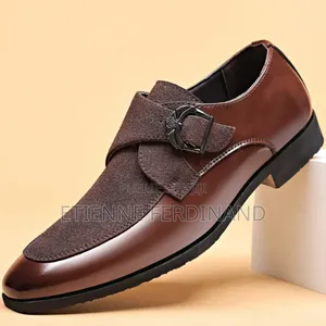 Photo - Chaussure en Cuir Surdimentionné