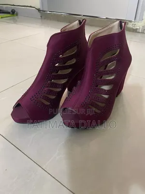 Photo - Sandales À Talons Ouverts Bordeaux Style Moderne Et Élégant