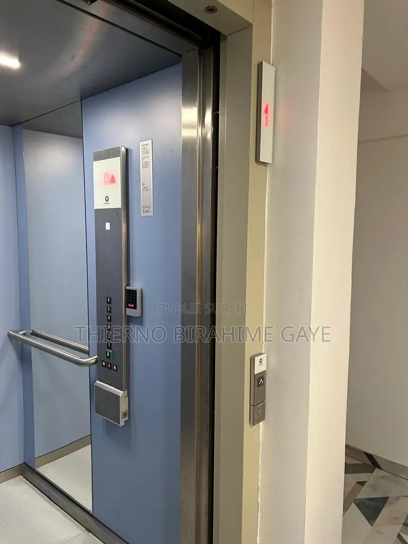 Furnished 3chbre Appartement dans Société De Gestion, Yoff à Vendre