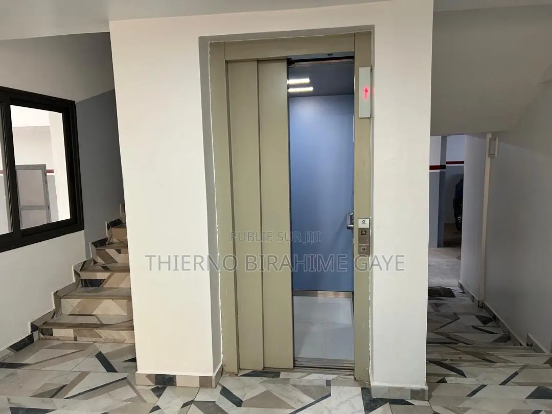 Furnished 3chbre Appartement dans Société De Gestion, Yoff à Vendre