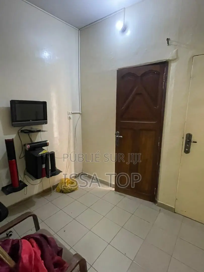 Furnished 1chbre Studio dans Patte d'Oie à Louer