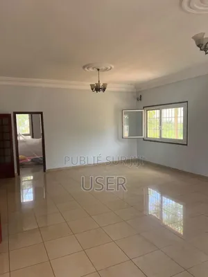 5chbre Maison dans Cisco, Almadies à Louer