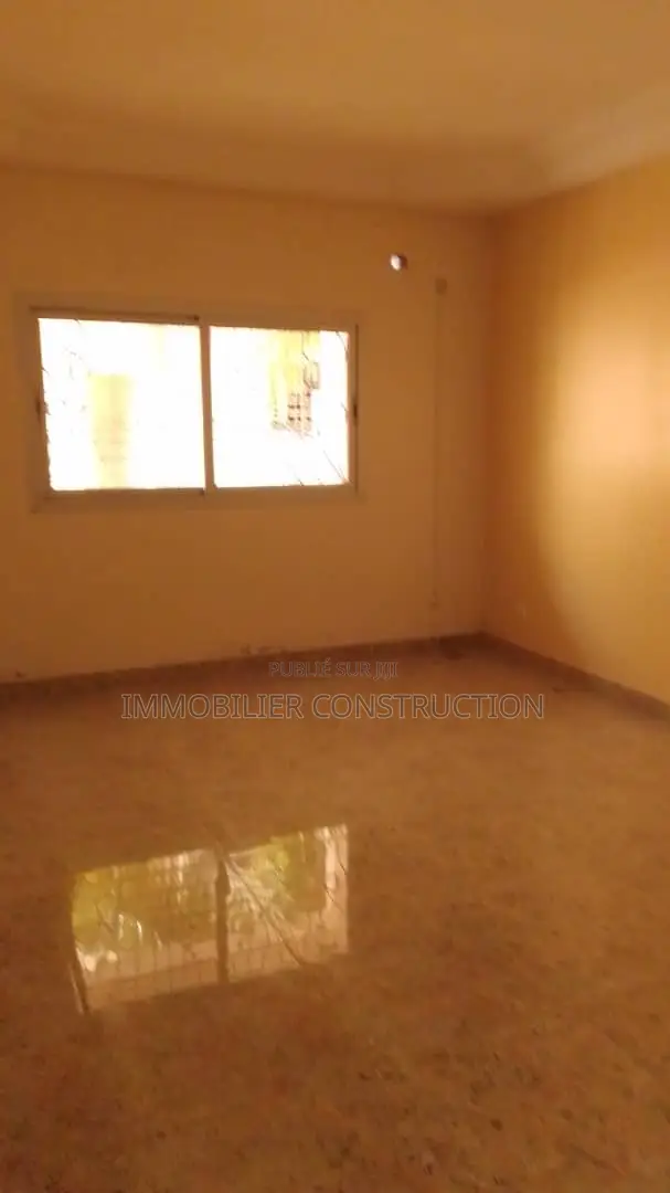 8chbre Blocs d'appartements dans Immeuble R+2, Parcelles Assainies