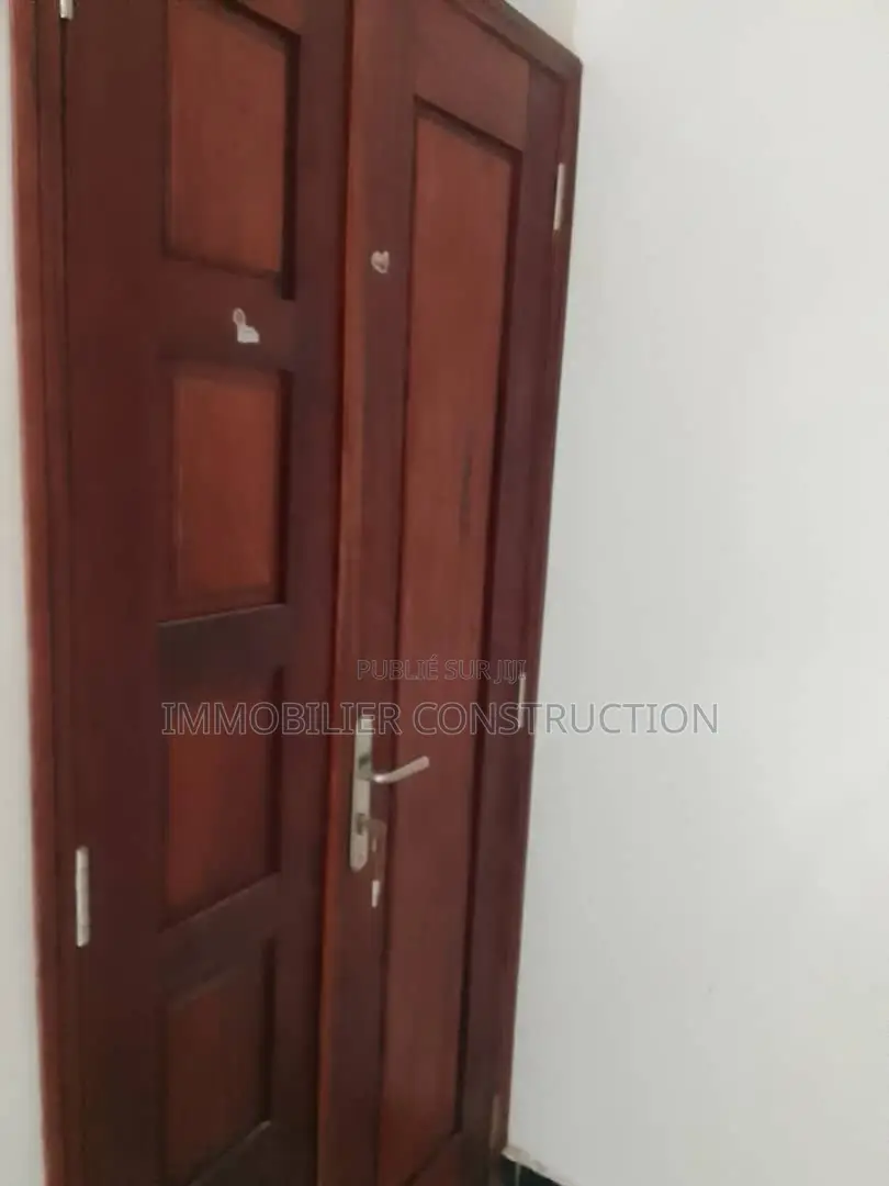 8chbre Blocs d'appartements dans Immeuble R+2, Parcelles Assainies