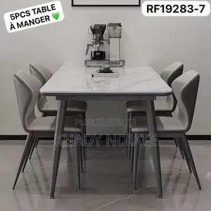 Photo - Table À Manger Avec 04 Chaises