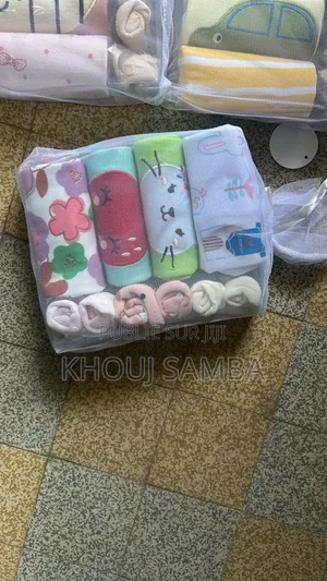 Photo - Lot 4 Bodys Chaussettes Et Mouchoirs