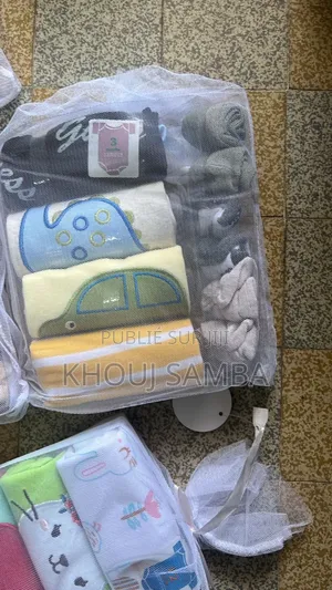 Lot 4 Bodys Chaussettes Et Mouchoirs