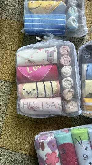 Lot 4 Bodys Chaussettes Et Mouchoirs