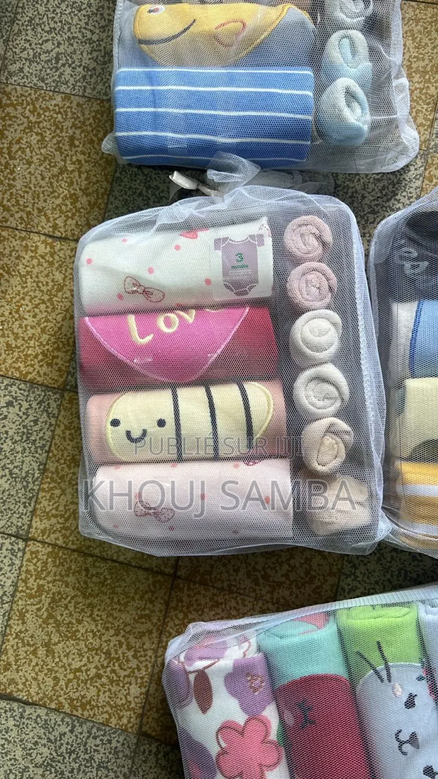 Lot 4 Bodys Chaussettes Et Mouchoirs