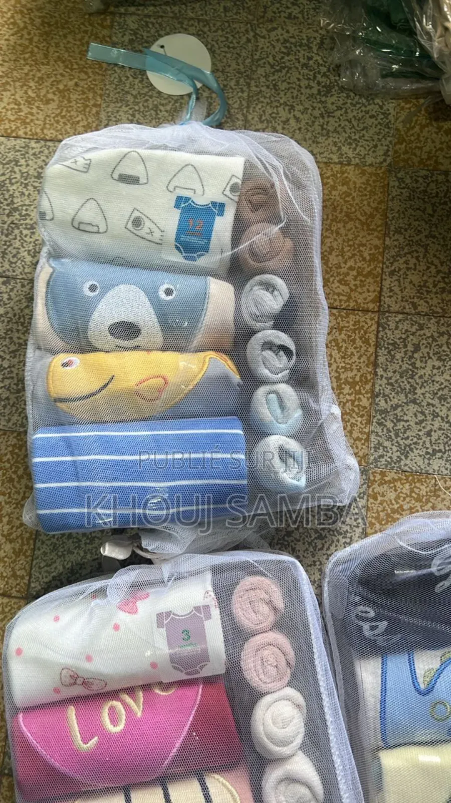 Lot 4 Bodys Chaussettes Et Mouchoirs