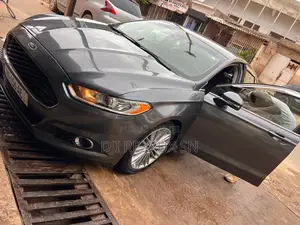 Photo - Ford Fusion SE FWD 2016 Gris