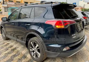 Toyota RAV4 XLE 4dr SUV (2.5L 4cyl 6A) 2018 Bleu