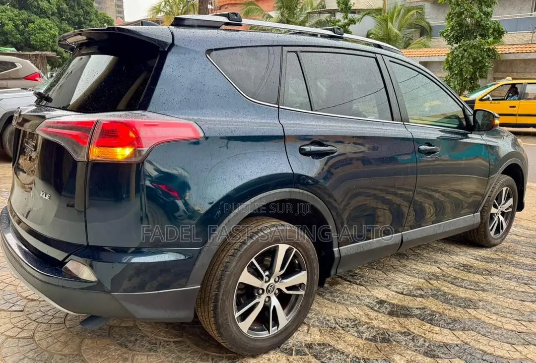 Toyota RAV4 XLE 4dr SUV (2.5L 4cyl 6A) 2018 Bleu
