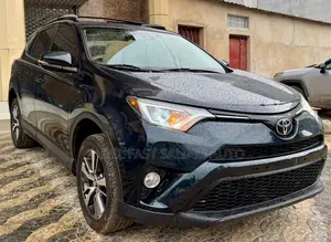 Toyota RAV4 XLE 4dr SUV (2.5L 4cyl 6A) 2018 Bleu