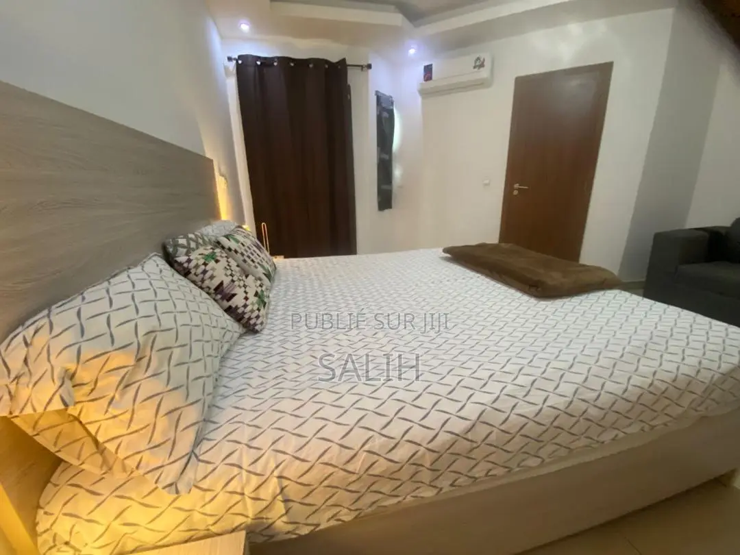 Furnished 3chbre Appartement dans Fann-Point E-Amitié à Louer